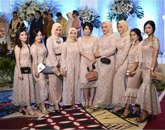 12 Model Baju Bridesmaid Warna Nude (Kalem dan Mempesona) 21