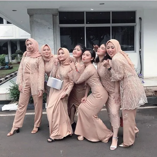 12 Model Baju Bridesmaid Warna Nude (Kalem dan Mempesona) 20