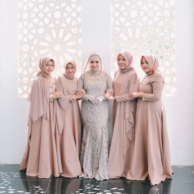 12 Model Baju Bridesmaid Warna Nude (Kalem dan Mempesona) 18