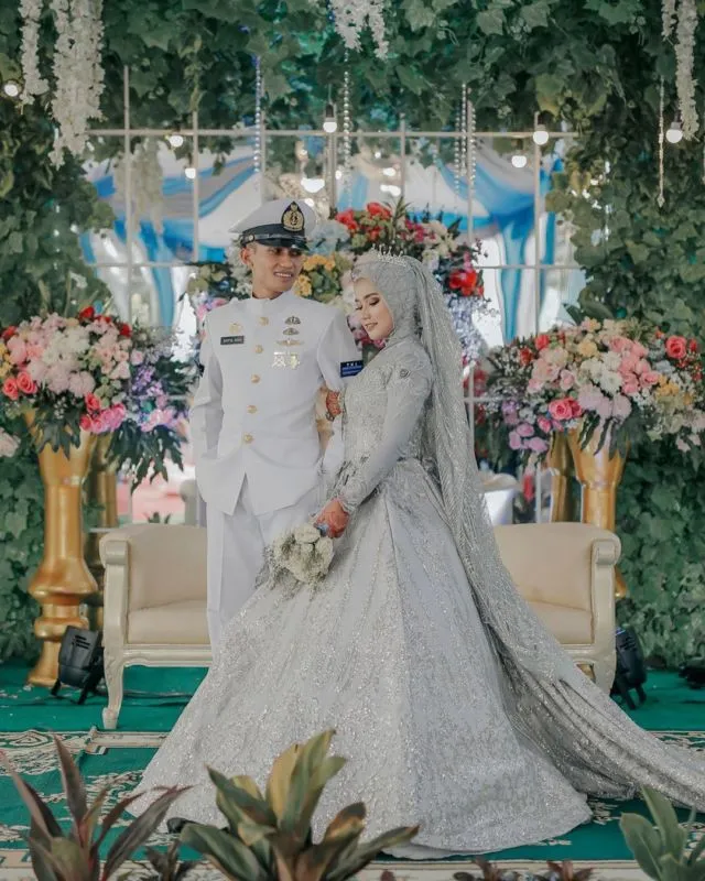 14 Ide Busana Elegan untuk Bersanding dengan Pasangan Berseragam di Pelaminan 15