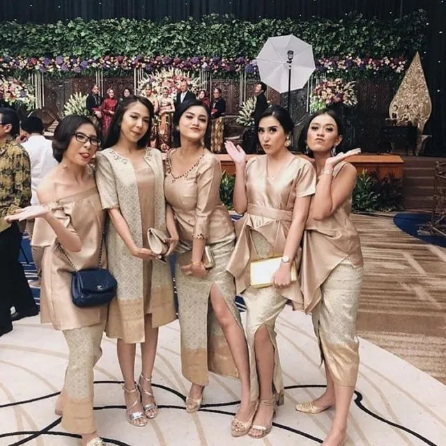 12 Model Baju Bridesmaid Warna Nude (Kalem dan Mempesona) 19