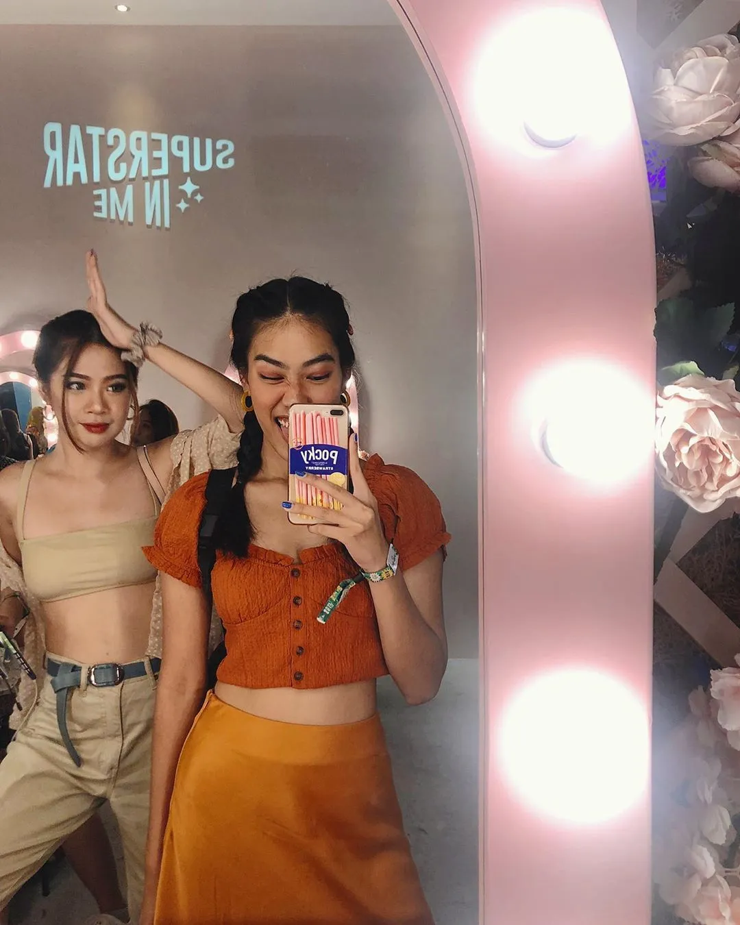 6 Pose Selfie Paling Andalan yang Selalu Dipakai Cewek 8