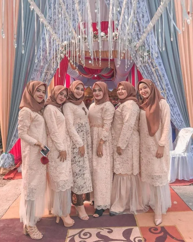 12 Model Baju Bridesmaid Warna Nude (Kalem dan Mempesona) 16