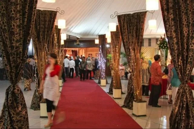 10 Dekorasi Pernikahan Memanfaatkan Kain Tradisional 19