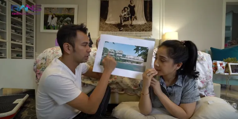Desain Rumah Baru Raffi-Nagita ini Mirip Hotel Bintang Lima, Sungguh Mewah dari Pintu ke Pintu<amp-img src="http://rumah%20mewah%20raffi%20ahmad%20-%20Kehidupan%20glamor%20dan%20serba%20mewah%20memang%20nggak%20bisa%20dijauhkan%20dari%20keseharian%20artis%20papan%20atas%20Indonesia,%20apalagi%20mereka%20yang%20berasal%20dari%20keluarga%20konglomerat.%20Salah%20satunya%20adalah%20Raffi%20Ahmad%20dan%20Nagita%20Slavina.%20Pasangan%20artis%20yang%20menikah%20sejak%20tahun%202014%20lalu%20ini%20tak%20cuma%20terkenal%20sebagai%20presenter%20dan%20artis%20ternama,%20melainkan%20juga%20punya%20banyak%20bisnis%20di%20berbagai%20bidang%20yang%20tersebar%20di%20seluruh%20kota%20di%20Indonesia.%20Nggak%20heran%20kalau%20kehidupan%20mereka%20serba%20mewah." width="1" height="1"></amp-img>