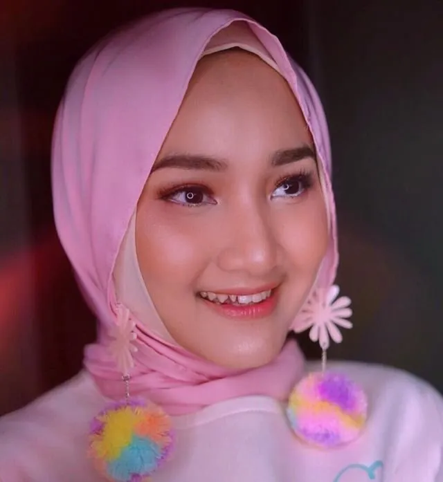 8 Warna Hijab yang Cocok buat Kulit Sawo Matang 14