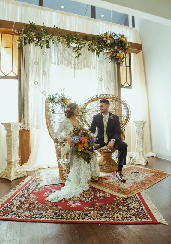 10 Ide Dekorasi Pernikahan Tema Bohemian Pakai Macrame 17