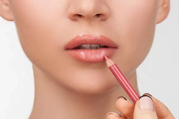 5 Tips Pemakaian Lip Liner. Asal Diikuti, Bibirmu Bisa Cetar Membahana 10