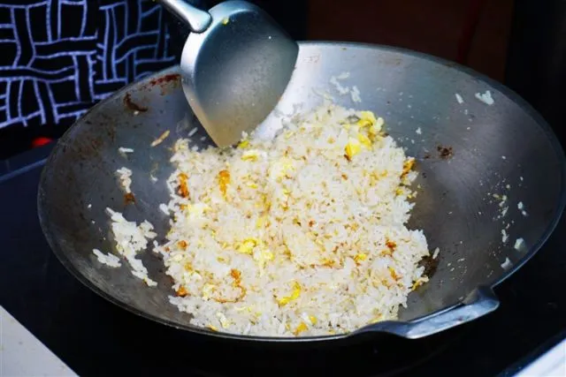 Resep Nasi Goreng Telur Korea yang Praktis & Enak 11