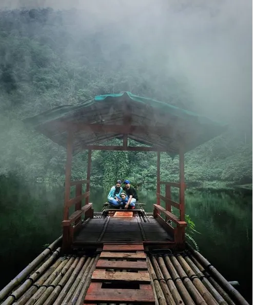 Potret Telaga Warna Puncak Bogor, Sajikan Keindahan Gradasi Warna yang Menakjubkan 10