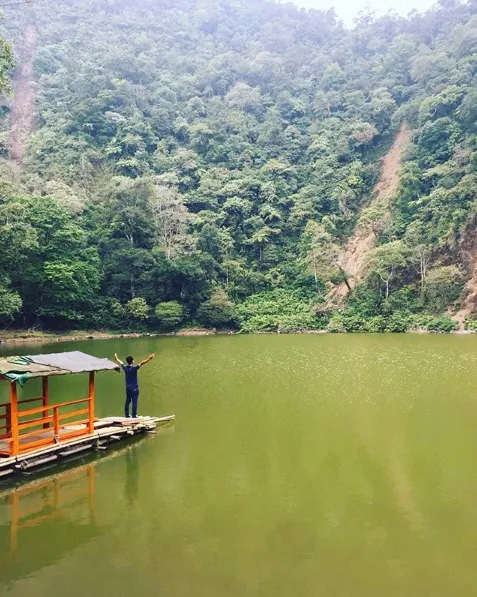 Potret Telaga Warna Puncak Bogor, Sajikan Keindahan Gradasi Warna yang Menakjubkan 12