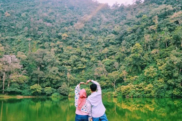 Potret Telaga Warna Puncak Bogor, Sajikan Keindahan Gradasi Warna yang Menakjubkan 7