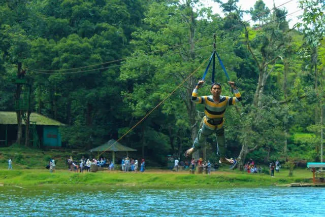 Potret Telaga Warna Puncak Bogor, Sajikan Keindahan Gradasi Warna yang Menakjubkan 8