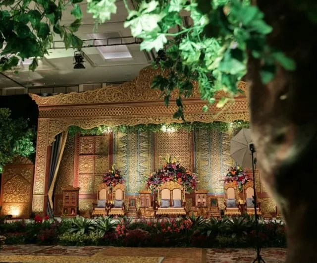 10 Dekorasi Pernikahan Memanfaatkan Kain Tradisional 20