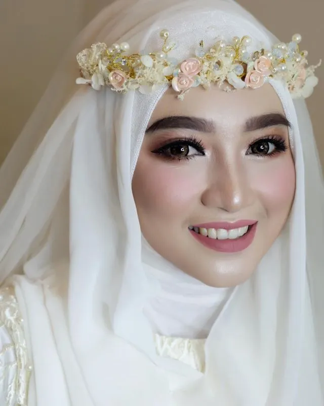 12 Ide Wedding Hijab Do dengan Mahkota Bunga 14