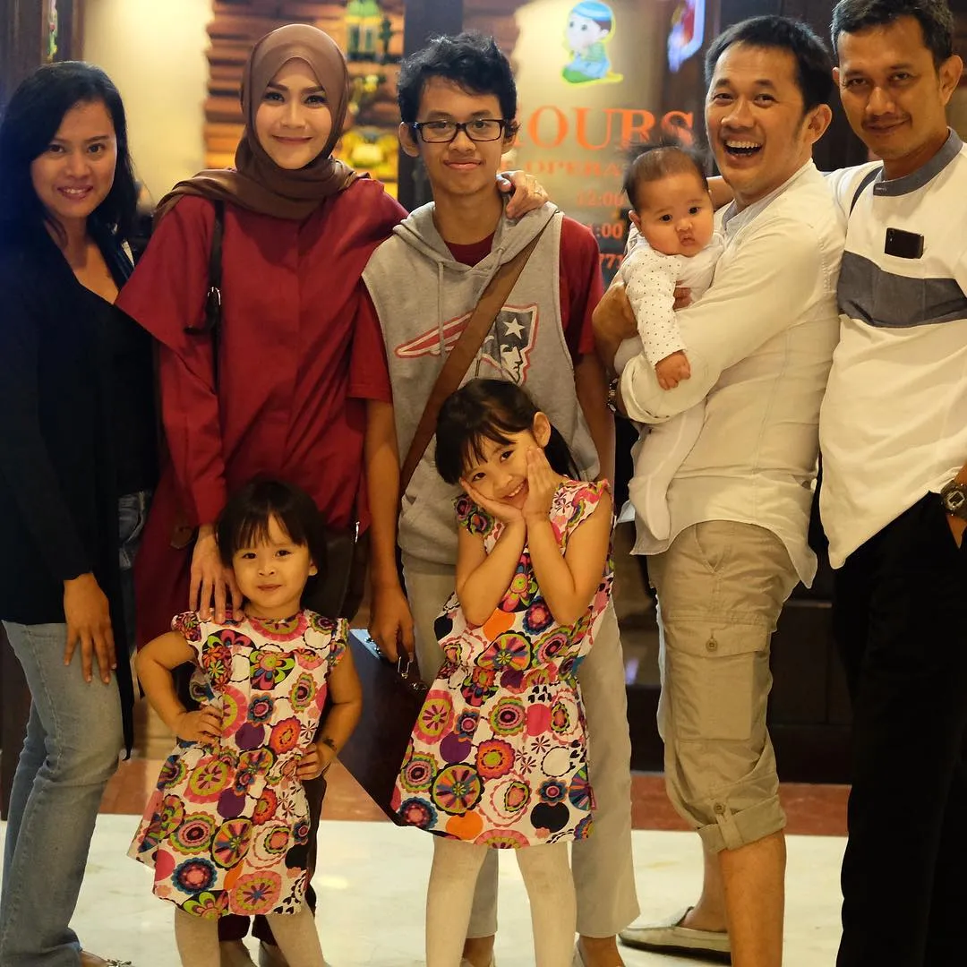 Artis yang Tetap Berhubungan Baik dengan Mantan dan Pasangan Barunya. Adem~ 14