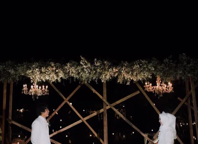 10 Ide Dekorasi Celestial Wedding, Sensasi Resepsi di Langit Malam 20