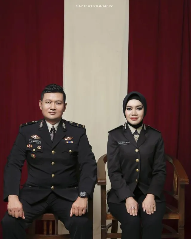 10 Ide Pre-wedding Unik Terinspirasi dari Pas Foto 13