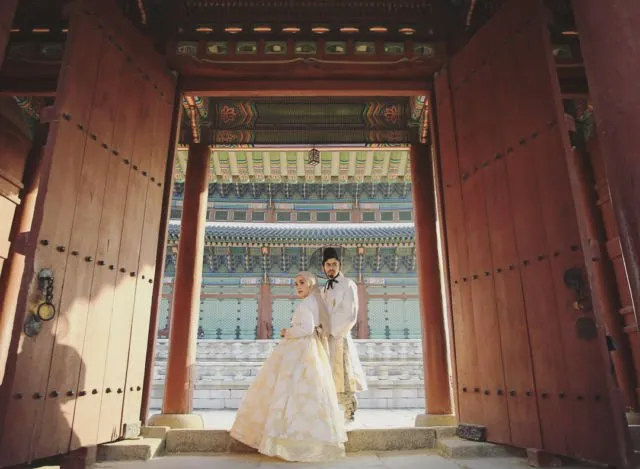 11 Foto Prewedding Ala Korea dalam Balutan Hanbok 26