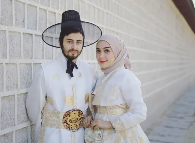 11 Foto Prewedding Ala Korea dalam Balutan Hanbok 25