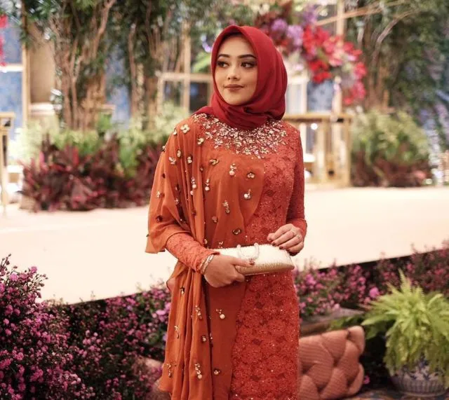 8 Ide Kebaya Warna Cerah untuk Lamaran 10