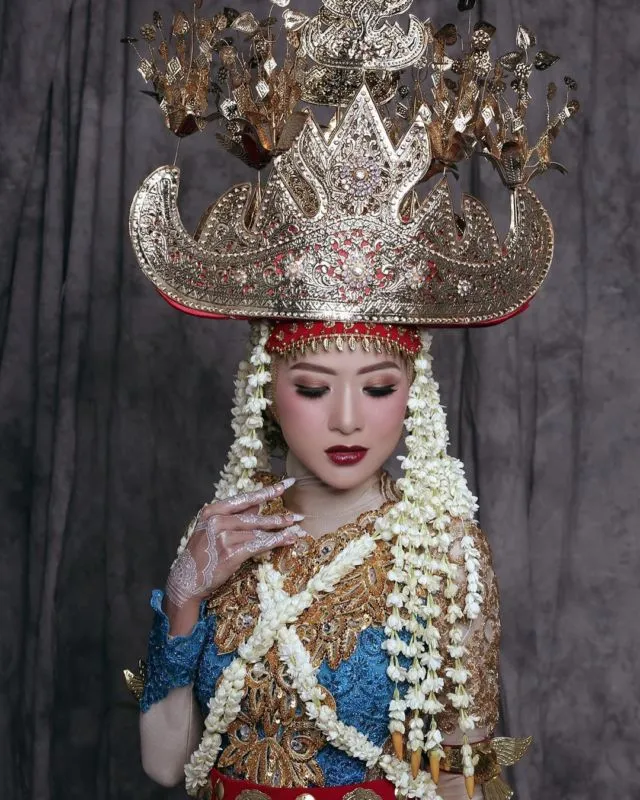 12 Ide Padu Padan Mahkota Adat Pengantin dengan Hijab 19