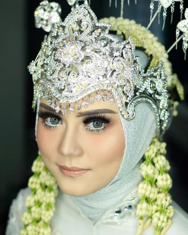 12 Ide Padu Padan Mahkota Adat Pengantin dengan Hijab 13