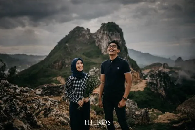 12+ Ide Prewedding Tanpa Bersentuhan, Mesra dan Elegan! 20