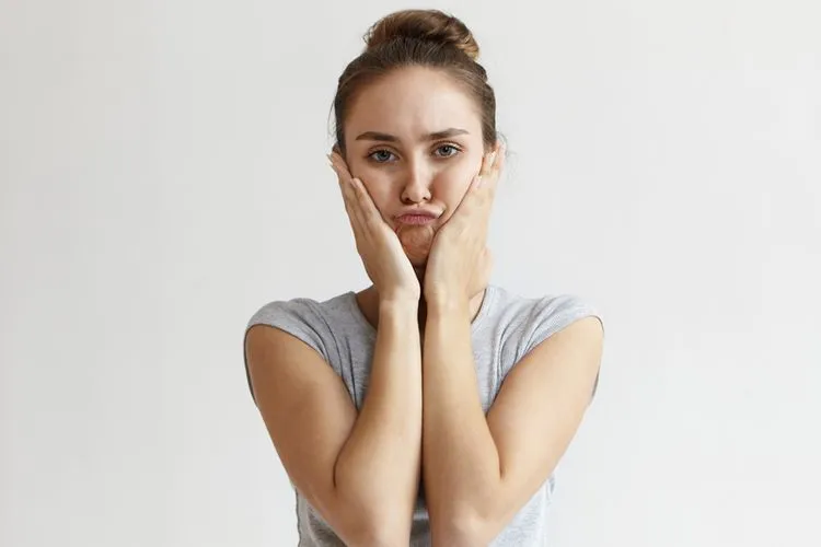 5 Gerakan Sederhana untuk Hilangkan Double Chin. Bahkan Bisa Dilakukan Sembari Kerja!