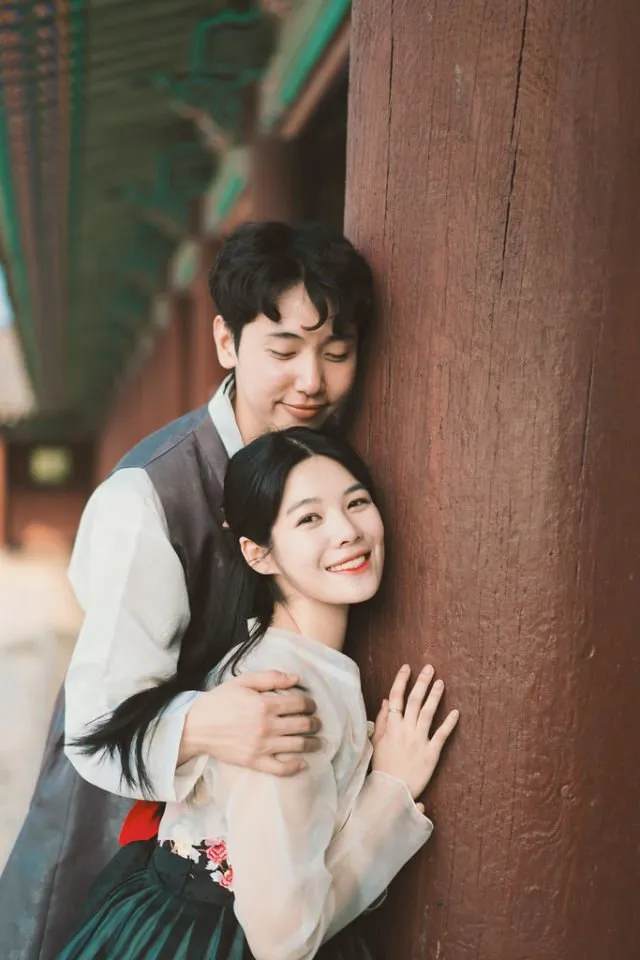 11 Foto Prewedding Ala Korea dalam Balutan Hanbok 21