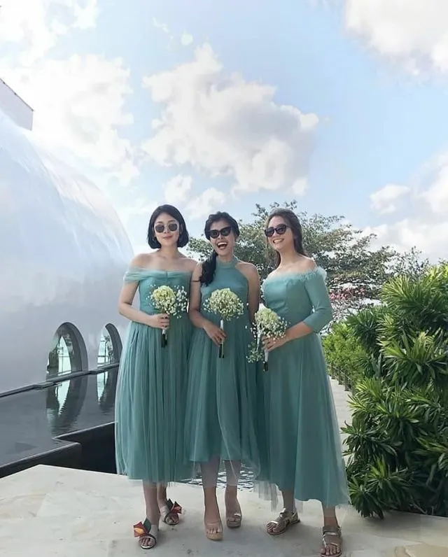 10 Inspirasi Model Baju Bridesmaid yang Simple 12
