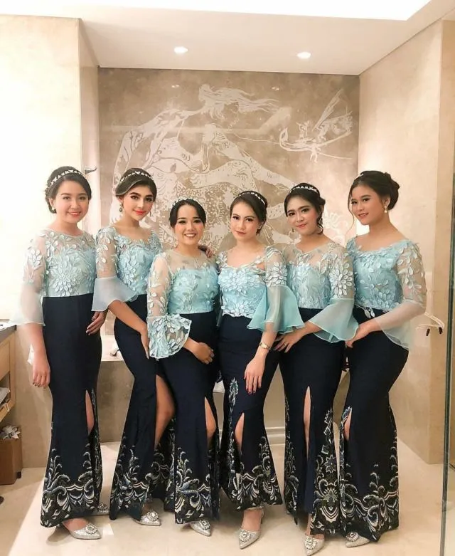 10 Inspirasi Model Baju Bridesmaid yang Simple 15