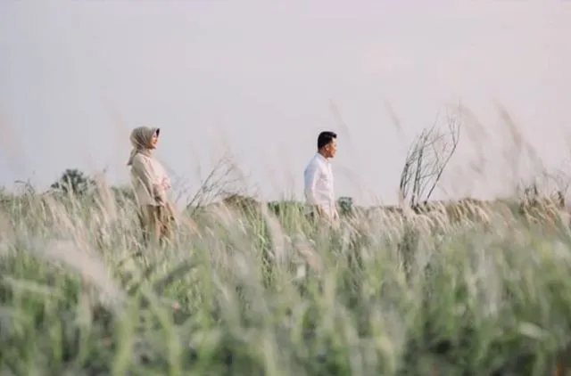 12+ Ide Prewedding Tanpa Bersentuhan, Mesra dan Elegan! 23