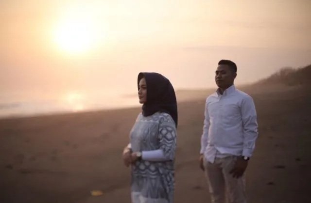 12+ Ide Prewedding Tanpa Bersentuhan, Mesra dan Elegan! 19