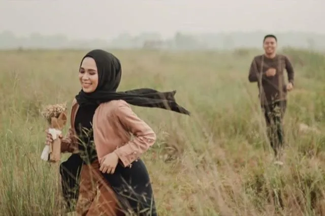 12+ Ide Prewedding Tanpa Bersentuhan, Mesra dan Elegan! 24