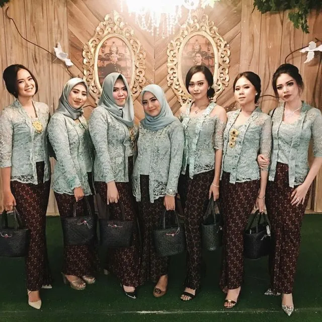 10 Inspirasi Model Baju Bridesmaid yang Simple 14