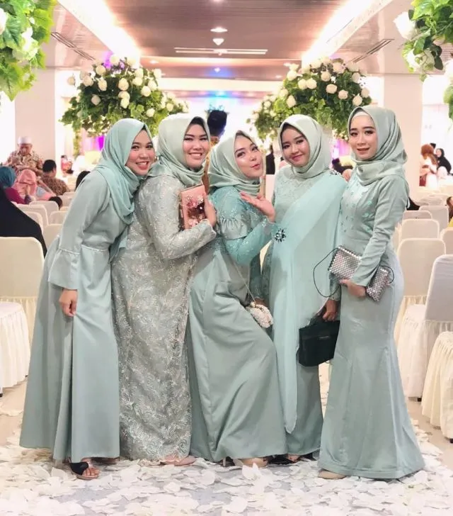 10 Inspirasi Model Baju Bridesmaid yang Simple 16