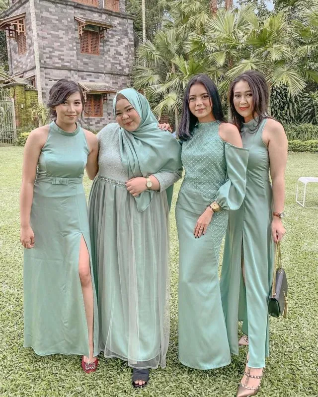 10 Inspirasi Model Baju Bridesmaid yang Simple 13