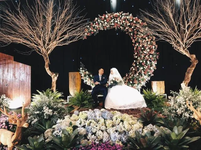 10 Ide Dekorasi Celestial Wedding, Sensasi Resepsi di Langit Malam 12