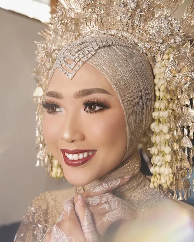12 Ide Padu Padan Mahkota Adat Pengantin dengan Hijab 23