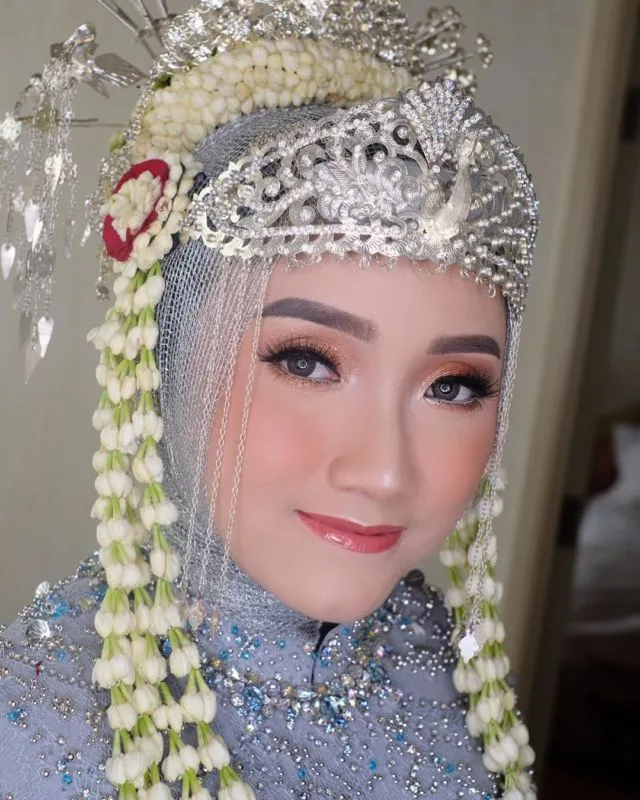 12 Ide Padu Padan Mahkota Adat Pengantin dengan Hijab 22