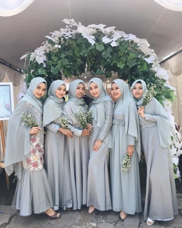 10 Inspirasi Model Baju Bridesmaid yang Simple 17