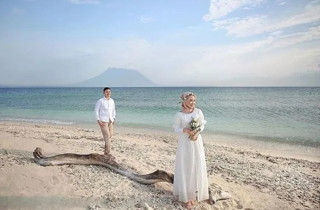 12+ Ide Prewedding Tanpa Bersentuhan, Mesra dan Elegan! 25