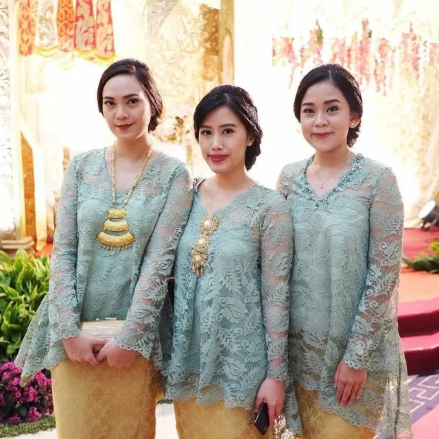 10 Inspirasi Model Baju Bridesmaid yang Simple 18