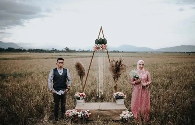 12+ Ide Prewedding Tanpa Bersentuhan, Mesra dan Elegan! 18