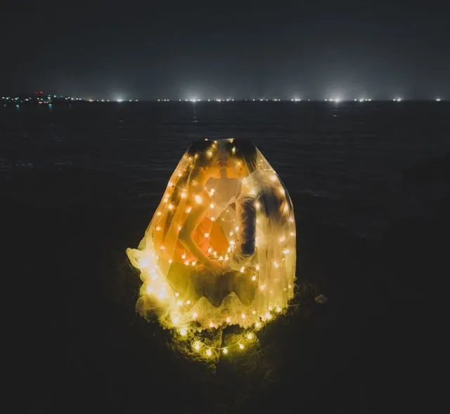16+ Ide Pre-wedding Malam Hari di Bawah Taburan Bintang dan Sorot Lampu. Romantis! 21