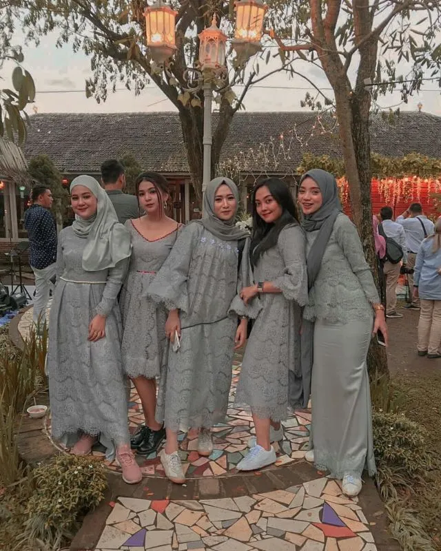 10 Inspirasi Model Baju Bridesmaid yang Simple 19