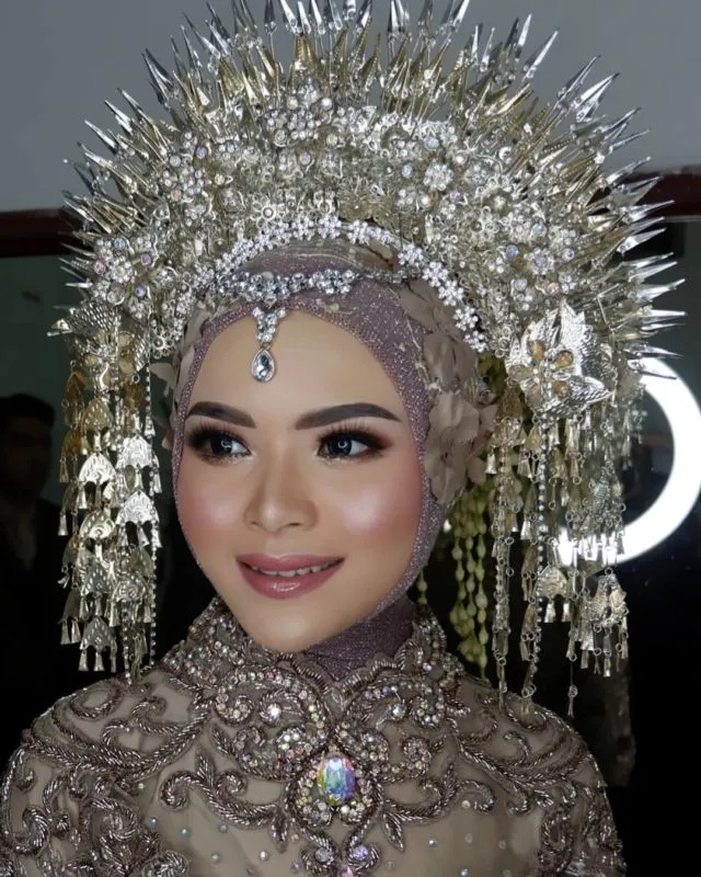 12 Ide Padu Padan Mahkota Adat Pengantin dengan Hijab 24