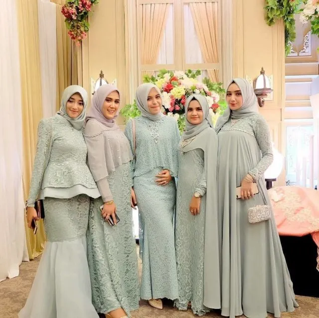 10 Inspirasi Model Baju Bridesmaid yang Simple 20