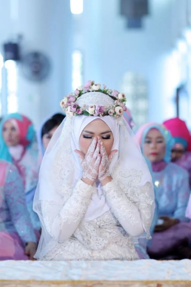 12 Ide Wedding Hijab Do dengan Mahkota Bunga 17
